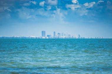 Tampa Florida 'nın uzak manzarası Tampa körfezi boyunca ufuk çizgisi