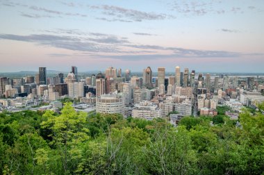 Montreal şehir manzarası panorama günbatımında mont royal albümünden kentsel gökdelenler ile görüntülendi.