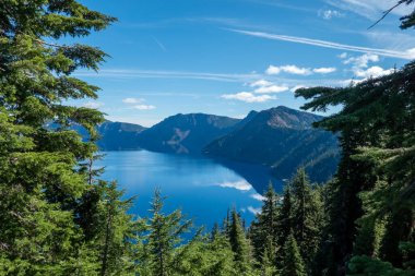 Dağlardaki göl manzarası 