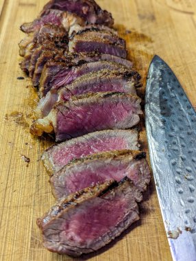 Orta pişmiş usda ana bifteği yemeye hazır.