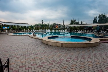 Kırgızistan 'daki Issyk-kul Gölü' ndeki akşam sahneleri.