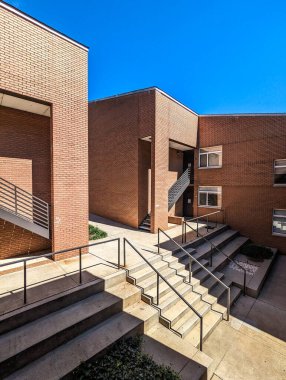 Modern üniversite yatakhanesinin tuğla mimarisi