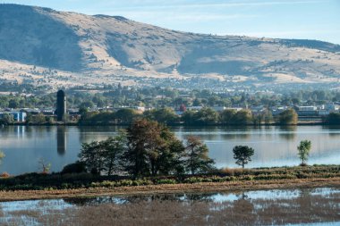 Klamanth şehri ve Ewauna Gölü 'nün manzarası yıkılıyor.