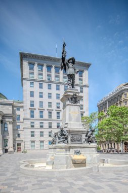 Montreal, Kanada - Haziran 05, 2025: Güneşli bir günde Old Montreal (Vieux) 'un ufuk çizgisi ve caddeleri.