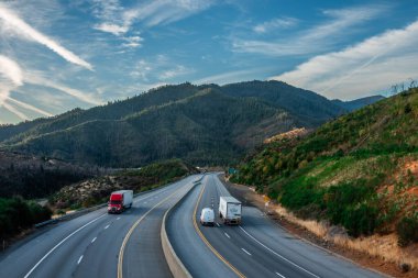 Shasta dağının yakınındaki karayolu manzarası