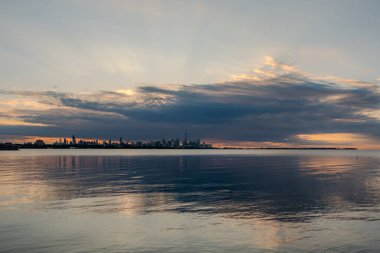 Humber Bay Park Kanada 'dan gün doğumunda Toronto ufuk çizgisi
