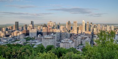 Montreal şehir manzarası panorama günbatımında mont royal albümünden kentsel gökdelenler ile görüntülendi.