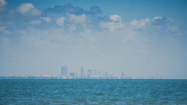 Tampa Florida 'nın uzak manzarası Tampa körfezi boyunca ufuk çizgisi