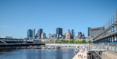 Montreal şehir merkezinin yaz manzarası parktan izleniyor