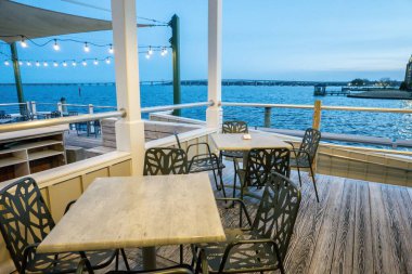 Bulutlu bir günde restoranda ve rıhtımda otururken