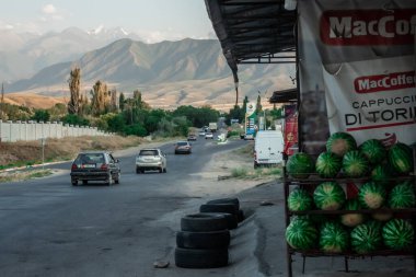 Biskek Kırgızistan 'daki ala-archa geçidine giden yol