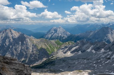 Güneşli yaz öğleden sonra Zugspitse Alpleri. Almanya turistik merkezleri.