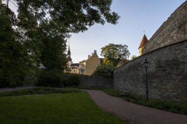 Gotik tarzda eski Tallinn tarihi mimarisi. Estonya. Turizm merkezleri.