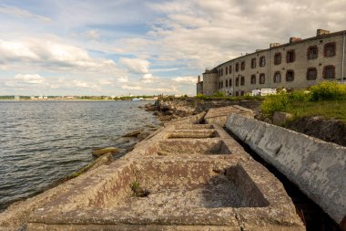 Tallinn Lennusadam 'daki terk edilmiş Batarei hapishane binasına düşük bir bakış açısı. Estonya mimarisi.