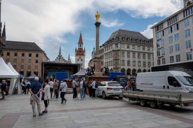 Yaz günü Münih, Marienplatz 'da. Alman turistler ilgi çekiyor.