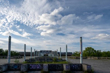 Tallinn Lennusadam 'daki terk edilmiş belediye binasına giriş. Estonya.