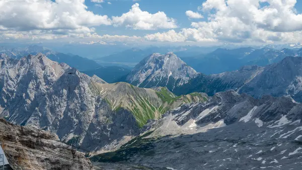 Güneşli yaz öğleden sonra Zugspitse Alpleri. Almanya turistik merkezleri.