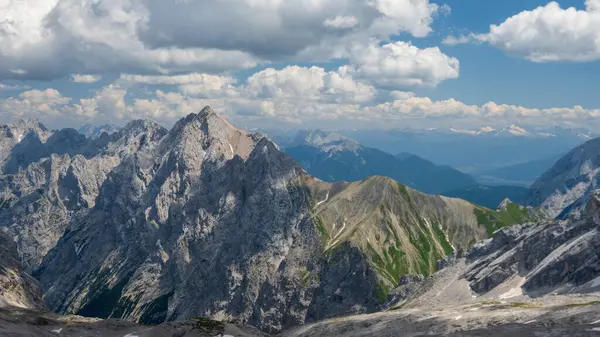 Güneşli yaz öğleden sonra Zugspitse Alpleri. Almanya turistik merkezleri.