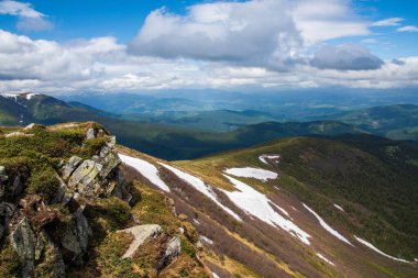 Yazın karla kaplı dağların muhteşem manzarası.