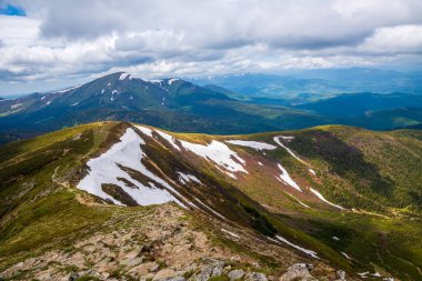 Yazın karla kaplı dağların muhteşem manzarası.