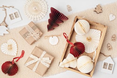 İskandinav yılbaşı kağıtları kutuda bal peteği süsleri ve hediyeler. Modern sürdürülebilir noel süslemesi, minimalist ve plastiksiz. Üst manzara, düz uzanma
