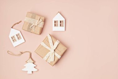 İskandinav tarzı, çevre dostu, el yapımı Noel süsü ve pembe arka planda hediyeler, sürdürülebilir xmas fikri. Düz yatış, üst görünüm 