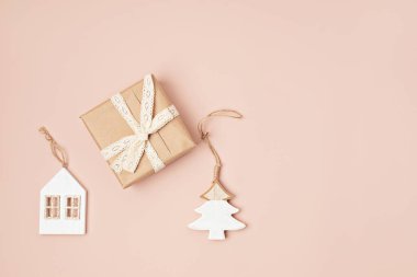 İskandinav tarzı, çevre dostu, el yapımı Noel süsü ve pembe arka planda hediyeler, sürdürülebilir xmas fikri. Düz yatış, üst görünüm 