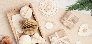 İskandinav yılbaşı kağıtları kutuda bal peteği süsleri ve hediyeler. Modern sürdürülebilir noel süslemesi, minimalist ve plastiksiz. Üst manzara, düz uzanma