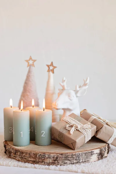Χειροποίητο Μοντέρνο Στεφάνι Τέσσερα Κεριά Αναμμένα Κάθε Κυριακή Πριν Χριστούγεννα — Φωτογραφία Αρχείου