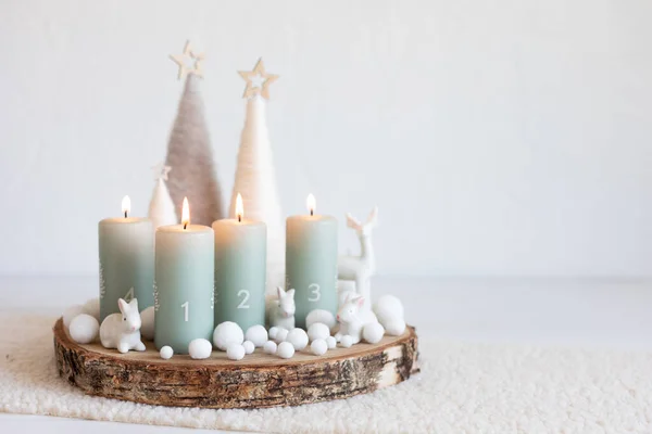 Χειροποίητο Μοντέρνο Στεφάνι Τέσσερα Κεριά Αναμμένα Κάθε Κυριακή Πριν Χριστούγεννα — Φωτογραφία Αρχείου