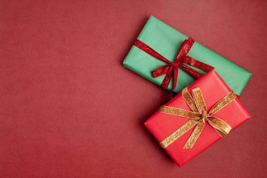 Hediye kutularıyla Noel arkaplanı. Xmas kutlaması, kış tatili hazırlığı, gizli Noel Baba konsepti. Şenlikli maket, üst görünüm, düz yatış