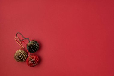 İskandinav yılbaşı kağıtları bal peteği süslemeleri. Modern Noel süslemesi, minimalist ve plastiksiz. Düz yatış, üst görünüm