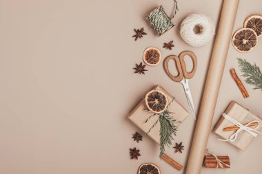 Noel arkaplanı hediye kutuları ve renkli ambalaj kağıtlarıyla dolu. Xmas kutlaması, kış tatili hazırlıkları. Kutlama modeli, üst görünüm, düz çizgi