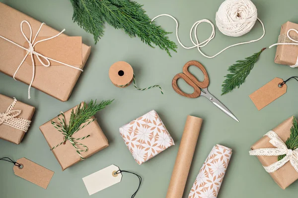 Kerstachtergrond Met Geschenkdozen Rollen Gekleurd Kraftpapier Kerstfeest Voorbereiding Voor Wintervakantie — Stockfoto