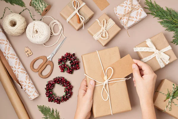 크리스마스 배경에 상자와 색깔있는 크로프트 포장지 크리스마스 운명적 위에서 — 스톡 사진