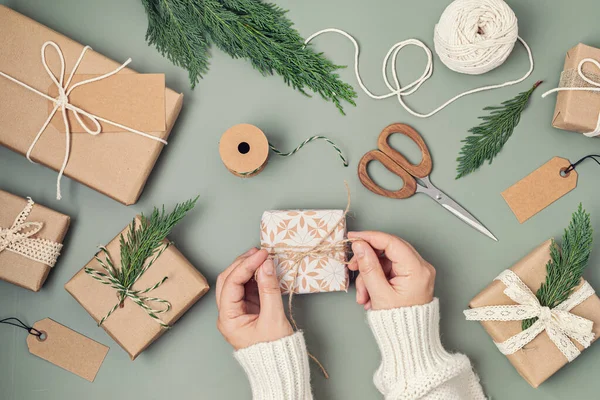 Kerstachtergrond Met Geschenkdozen Kraftpapier Kerstfeest Voorbereiding Voor Wintervakantie Feestelijke Mockup — Stockfoto