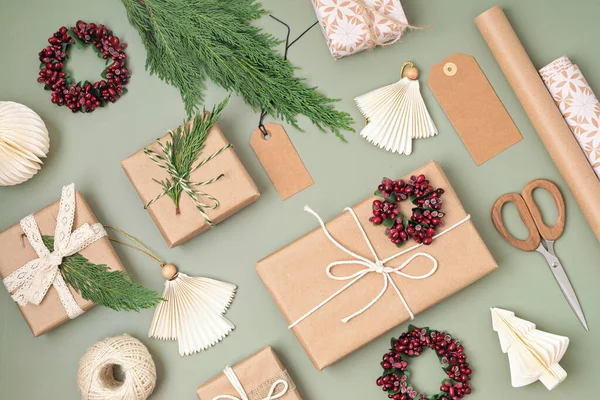 圣诞背景与礼品盒和木筏包装纸 圣诞节庆祝 准备寒假 喜庆的模仿 顶视图 — 图库照片