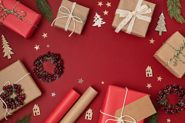 ギフトボックスと色のクラフト包装紙のロールを持つクリスマスの背景 クリスマスのお祝い 冬の休暇の準備 お祭りのモックアップ トップビュー フラットレイ — ストック写真