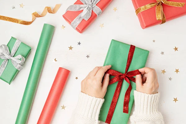 Fondo Navidad Con Cajas Regalo Rollos Papel Kraft Color Celebración — Foto de Stock