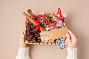 Baharat ve mutfak gereçleri ile mutfak tutkunları için yenilenmiş Noel hediyesi kutusu. Aşçılar, gurmeler ve gurmeler için kurumsal ya da kişisel hediye.