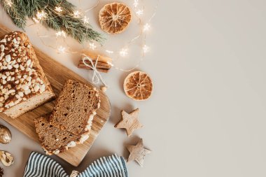 Ballı, zencefilli, tarçınlı, hindistan cevizli ve anneli geleneksel Fransız baharatlı kek. Noel tatlısı, kış tatili kutlamaları için güzel yemekler.