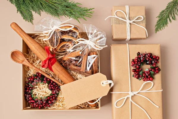 Caja Regalo Navidad Refinada Para Entusiastas Culinarios Con Especias Utensilios — Foto de Stock