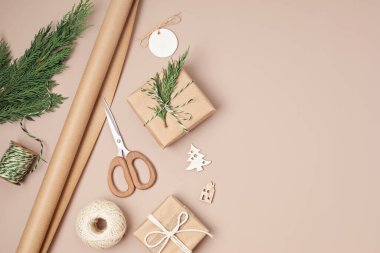 Noel arkaplanı hediye kutuları ve renkli ambalaj kağıtlarıyla dolu. Xmas kutlaması, kış tatili hazırlıkları. Kutlama modeli, üst görünüm, düz çizgi