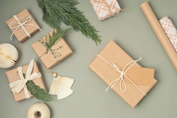 圣诞背景与礼品盒和彩色木筏包装纸卷 圣诞节庆祝 准备寒假 喜庆的模仿 顶视图 — 图库照片