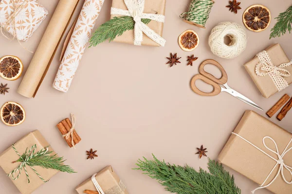 Vánoční Pozadí Dárkovými Krabicemi Role Barevných Kraft Balicí Papír Vánoční — Stock fotografie