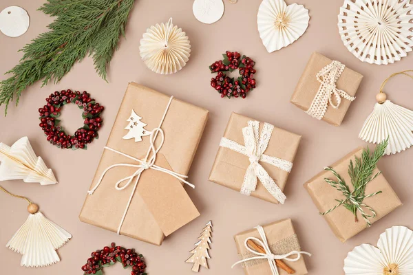 ギフトボックスと色のクラフト包装紙のロールを持つクリスマスの背景 クリスマスのお祝い 冬の休暇の準備 お祭りのモックアップ トップビュー フラットレイ — ストック写真