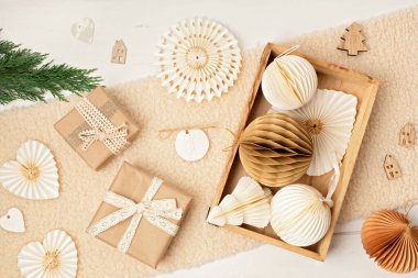 İskandinav yılbaşı kağıtları kutuda bal peteği süsleri ve hediyeler. Modern sürdürülebilir noel süslemesi, minimalist ve plastiksiz. Üst manzara, düz uzanma