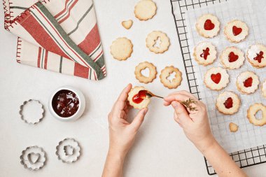 Geleneksel ev yapımı Linzer ya da ahududu reçelli Noel kurabiyesi pişirmek. Xmas pişirme fikri