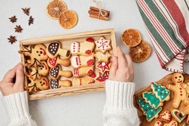 Geleneksel Noel kurabiyeleri hazırlama. Kış bayramı kutlaması. Noel hediyeleri için kremalı Xmas bisküvileri