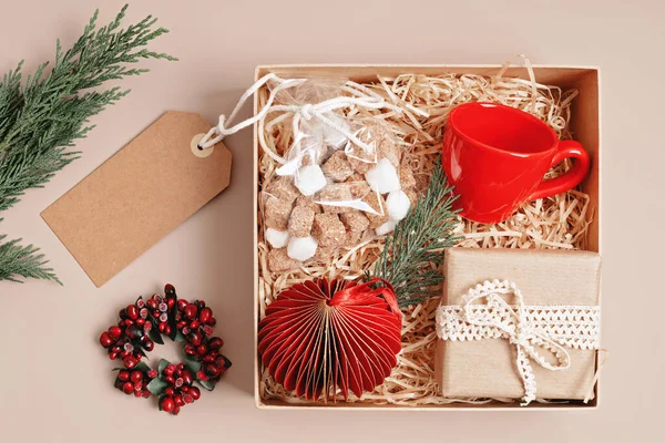 Rafinované Vánoční Péče Box Šálek Kávy Dárek Vánoční Ozdoba Firemní — Stock fotografie
